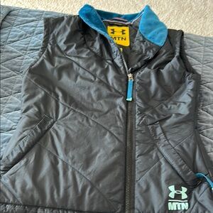 Woman’s Under Armor vest , size medium. 💕